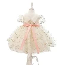 Vestido crema bordado con faja rosada
