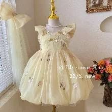 Vestido amarillo pastel con lazo grande
