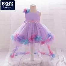 Vestido lila de princesa con cola de tul