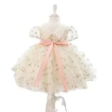 Vestido crema bordado con faja rosada