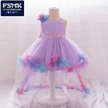 Vestido lila de princesa con cola de tul