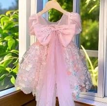 Vestido rosado con lazo grande y flores