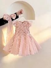 Vestido rosado de lentejuelas con tul